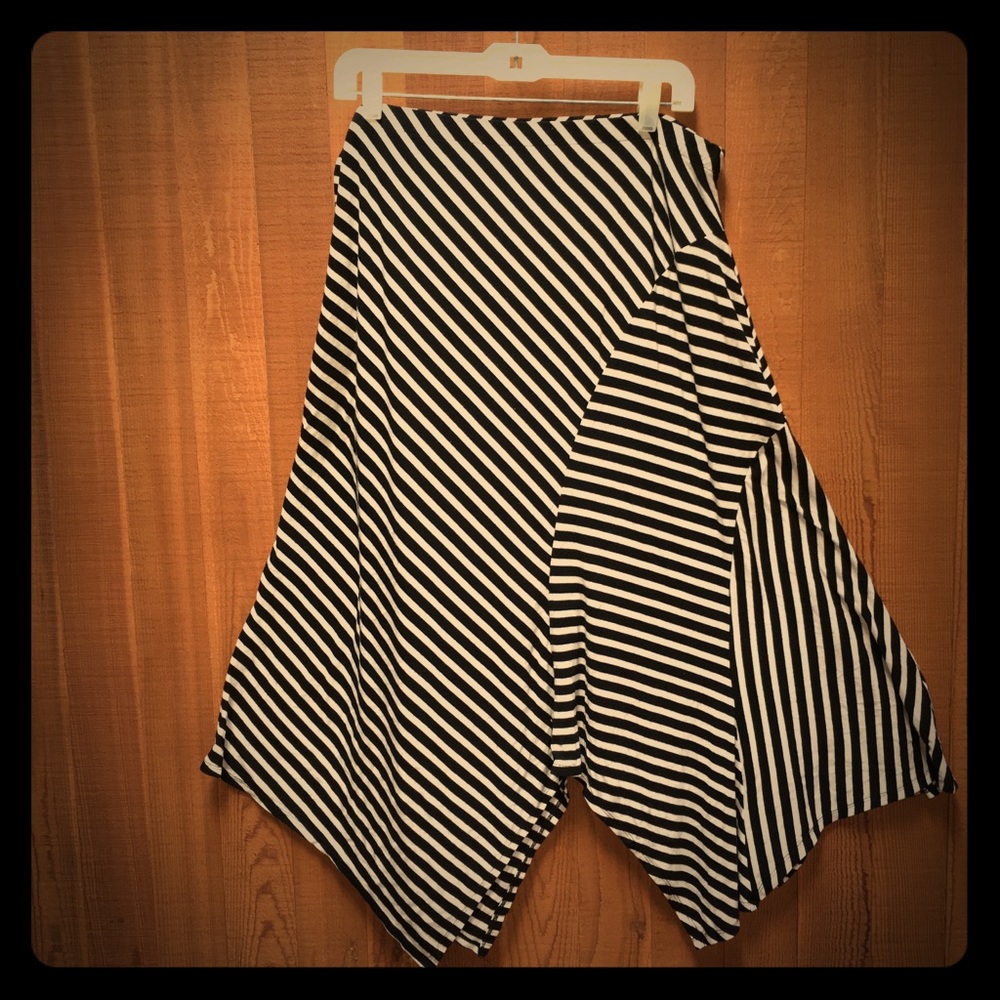 🎉HP!🎉 Chico’s B&W Striped Asymmetrical Skirt
